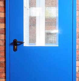 Дверь с правым исполнением и остеклением